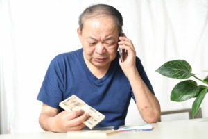 暴力団に脅迫されている年寄り